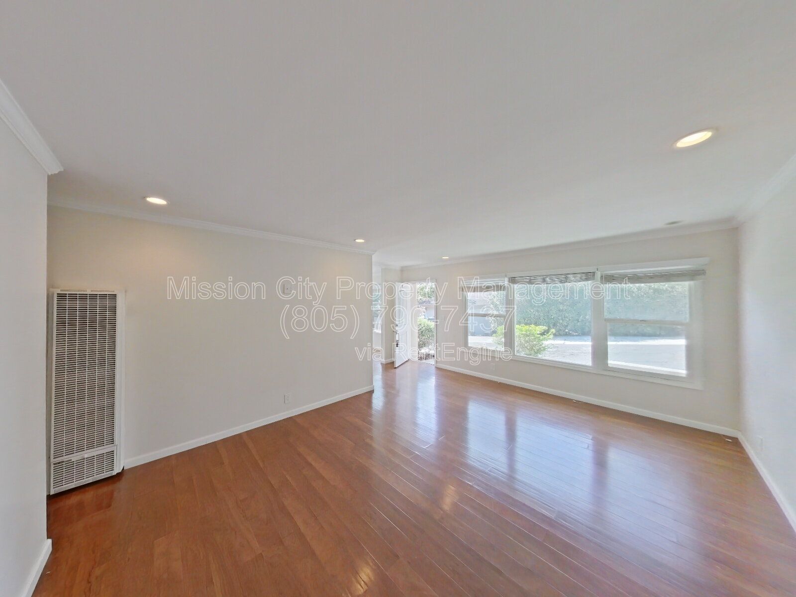 Charming 2BR Duplex Near SB Bowl w/ 1 car Garage & Parking property image