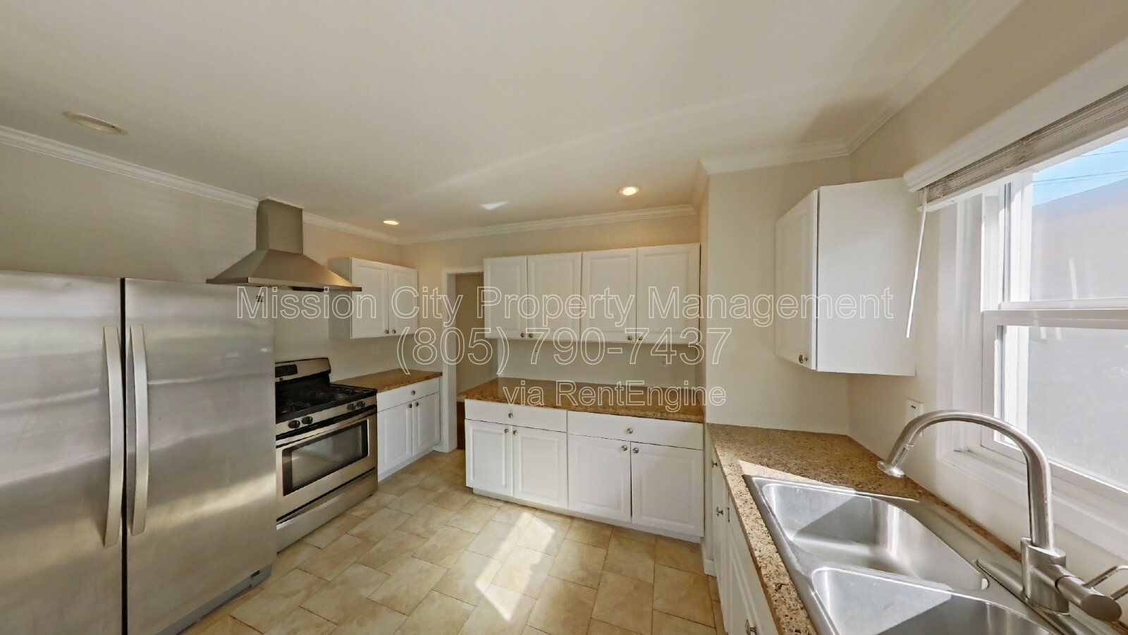 Charming 2BR Duplex Near SB Bowl w/ 1 car Garage & Parking property image