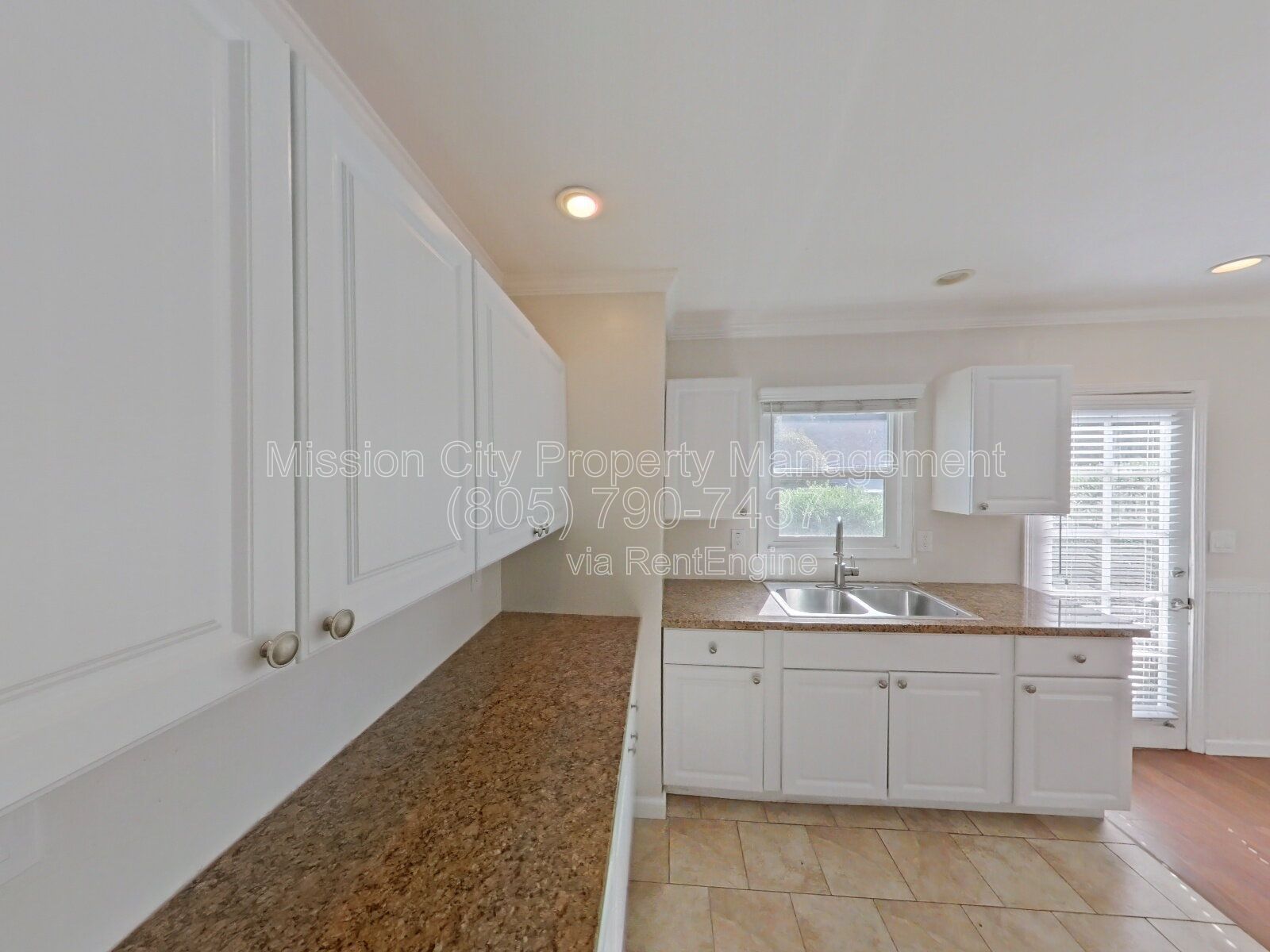 Charming 2BR Duplex Near SB Bowl w/ 1 car Garage & Parking property image